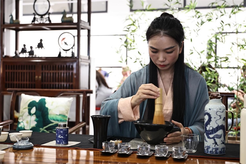 茶藝師現(xiàn)場(chǎng)展示宋式點(diǎn)茶。拉巴特中國文化中心供圖