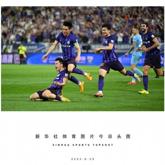  6月29日，天津津門虎隊(duì)球員劉俊賢（左一）在比賽中進(jìn)球后慶祝。新華社記者 孫凡越 攝
