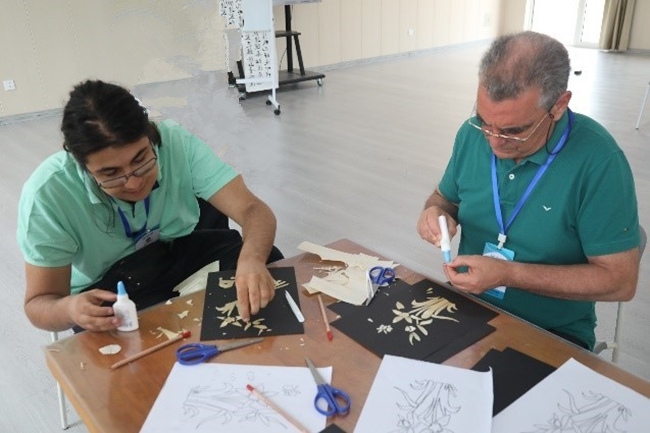 葡萄牙魯班工坊師生制作麥秸畫。