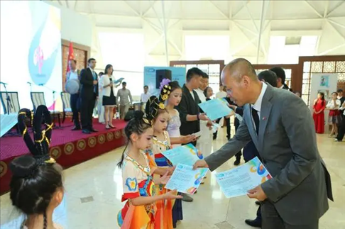 △當(dāng)?shù)貢r(shí)間6月27日，2024“未來世界”國際青少年藝術(shù)展演在塔吉克斯坦國家博物館開幕。