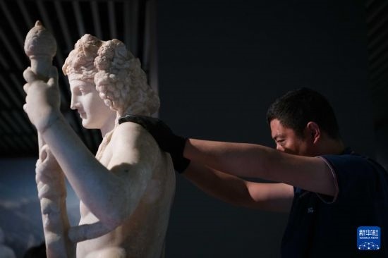 7月2日，工作人員將開箱后的古希臘文物放置在展臺上。新華社記者 張端 攝