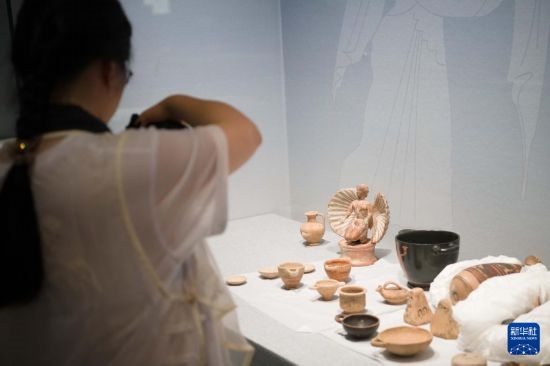 7月2日，開箱后的古希臘文物被工作人員移入展柜。新華社記者 張端 攝
