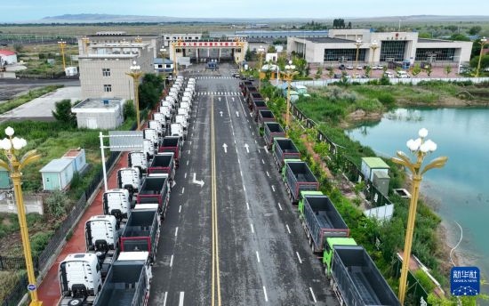 7月2日，車輛在巴克圖口岸有序出境（無人機(jī)照片）。新華社發(fā)（馬丁 攝）