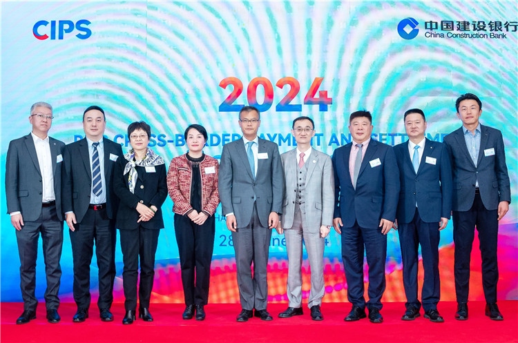 鄭冰開公使與CIPS公司、建行總行以及在南中資銀行合影、留念。（中國建設(shè)銀行約翰內(nèi)斯堡分行供圖）