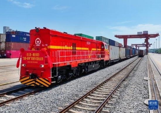 5月29日，在中哈連云港物流合作基地，首列連云港-阿拉木圖“滾裝+班列”跨境多式聯(lián)運(yùn)專列整裝待發(fā)（無人機(jī)照片）。新華社發(fā)（王健民 攝）