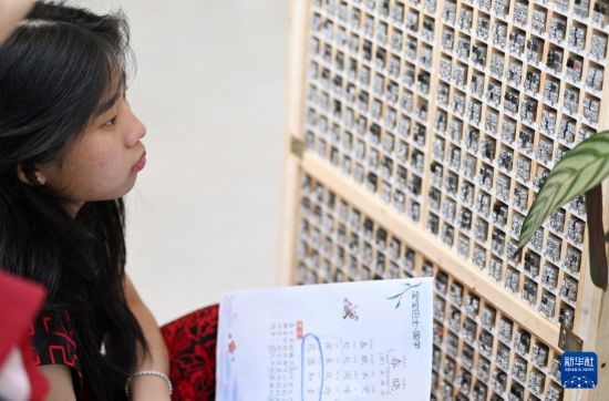 7月3日，外國學(xué)生在了解中國的活字印刷。新華社記者 李然 攝