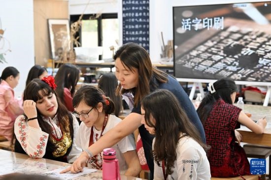 7月3日，外國學(xué)生在了解中國文化。新華社記者 李然 攝