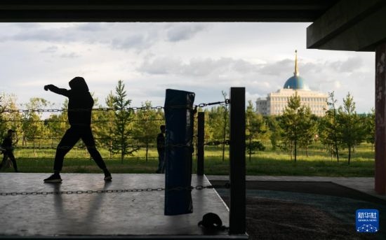 7月2日，在哈薩克斯坦首都阿斯塔納，一名男子在橋下運動場練習(xí)拳擊。新華社記者 白雪騏 攝