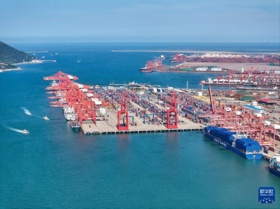 6月26日，貨輪停靠在連云港港集裝箱碼頭（無人機(jī)照片）。新華社記者 季春鵬 攝