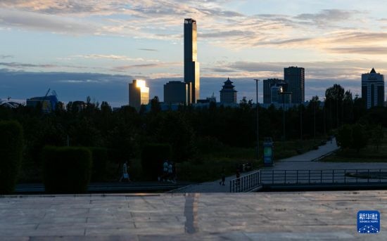 這是7月2日拍攝的哈薩克斯坦首都阿斯塔納市中心的建筑群。新華社記者 白雪騏 攝