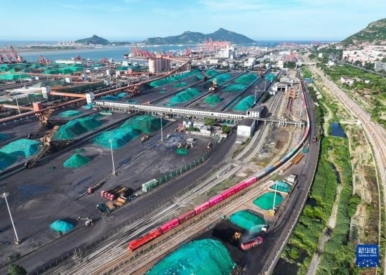 6月26日，“韓國-連云港-中亞”國際多式聯(lián)運(yùn)班列從中哈連云港物流合作基地出發(fā)，駛往哈薩克斯坦、烏茲別克斯坦（無人機(jī)照片）。班列運(yùn)載的55個(gè)大柜此前于6月13日從韓國境內(nèi)發(fā)出，經(jīng)釜山港海運(yùn)抵達(dá)連云港后轉(zhuǎn)由鐵路運(yùn)輸。新華社記者 季春鵬 攝