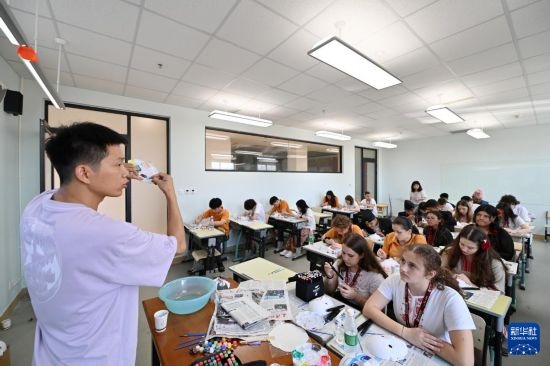 7月3日，外國學(xué)生在學(xué)習(xí)繪制京劇臉譜。新華社記者 李然 攝