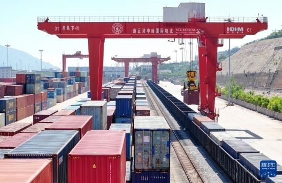 6月30日，在中哈連云港物流合作基地，大型機(jī)械在吊裝集裝箱（無人機(jī)照片）。新華社發(fā)（王健民 攝）