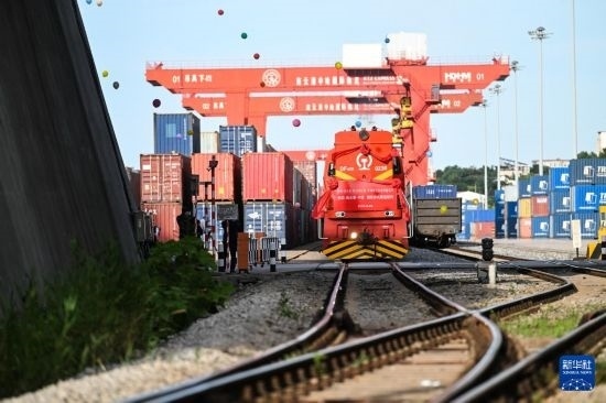 6月26日，“韓國-連云港-中亞”國際多式聯(lián)運(yùn)班列從中哈連云港物流合作基地出發(fā)，駛往哈薩克斯坦、烏茲別克斯坦。班列運(yùn)載的55個(gè)大柜此前于6月13日從韓國境內(nèi)發(fā)出，經(jīng)釜山港海運(yùn)抵達(dá)連云港后轉(zhuǎn)由鐵路運(yùn)輸。新華社記者 季春鵬 攝