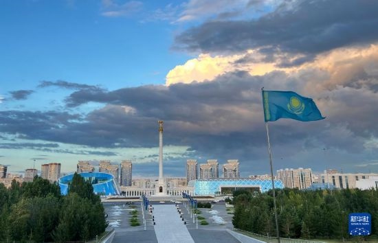 這是7月2日拍攝的哈薩克斯坦首都阿斯塔納獨立廣場。新華社記者 岳月偉 攝