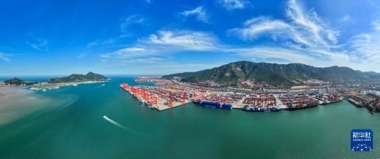 6月26日，貨輪?？吭谶B云港港集裝箱碼頭（無人機(jī)照片）。新華社記者 季春鵬 攝