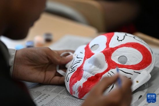 7月3日，外國學(xué)生在繪制京劇臉譜。新華社記者 李然 攝