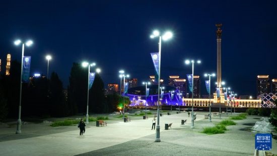 這是7月2日在哈薩克斯坦首都阿斯塔納拍攝的獨立廣場上的紀念柱（右后）。新華社記者 王建華 攝