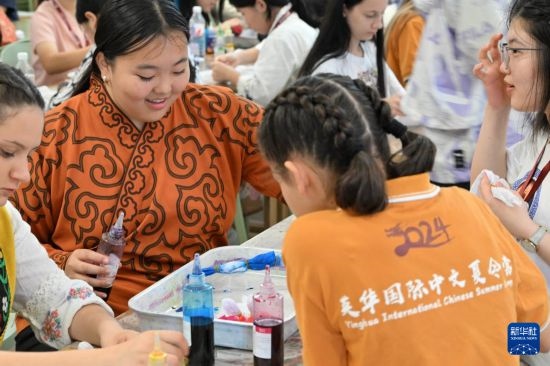 7月3日，外國學(xué)生在了解中國的染布技術(shù)。新華社記者 李然 攝