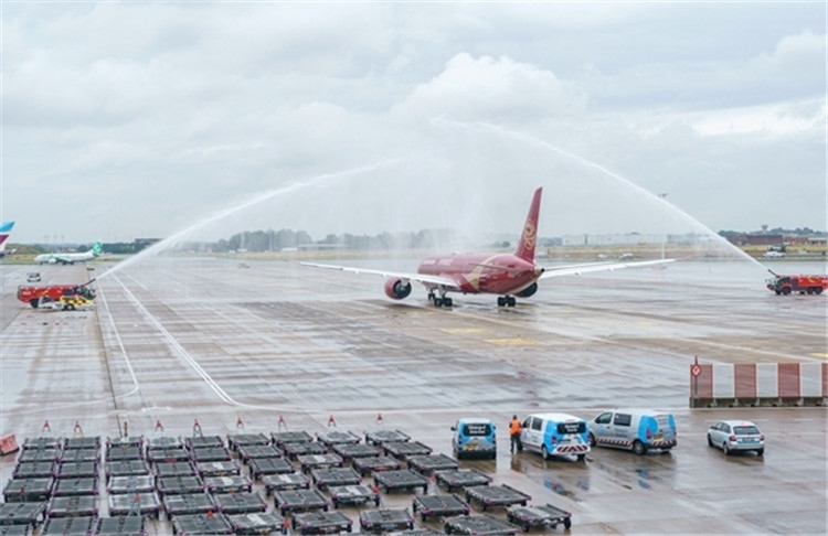 圖為布魯塞爾-上海返程航班出發(fā)前，布魯塞爾機場方面為返程航班舉行水門儀式。吉祥航空供圖