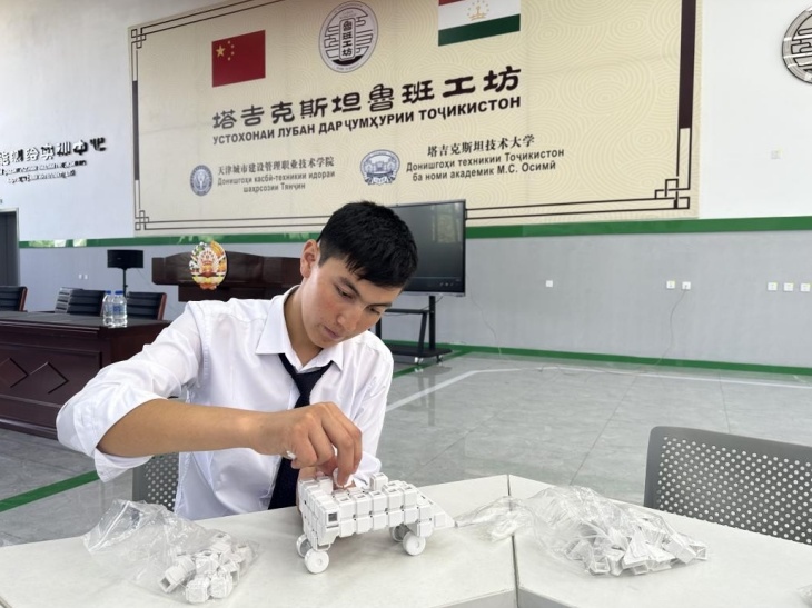 在塔吉克斯坦魯班工坊內(nèi)，學(xué)員正在操作能力源創(chuàng)新套件。本報(bào)記者 屈佩 攝