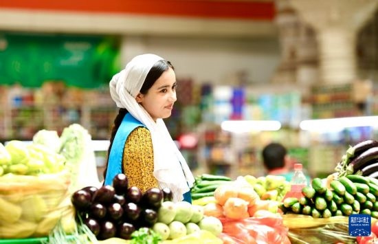 這是7月3日在塔吉克斯坦首都杜尚別大巴扎內(nèi)拍攝的營(yíng)業(yè)者。新華社記者 姚大偉 攝