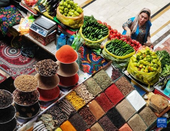 這是7月3日在塔吉克斯坦首都杜尚別拍攝的大巴扎內(nèi)景。新華社記者 燕雁 攝