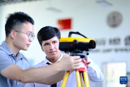 6月14日，在塔吉克斯坦首都杜尚別的魯班工坊，來(lái)自天津城市建設(shè)管理職業(yè)技術(shù)學(xué)院的老師（左）指導(dǎo)學(xué)生。新華社記者 鄭開(kāi)君 攝