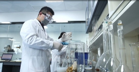 中國科學(xué)院贛江創(chuàng)新研究院科研人員在做實(shí)驗(yàn)。