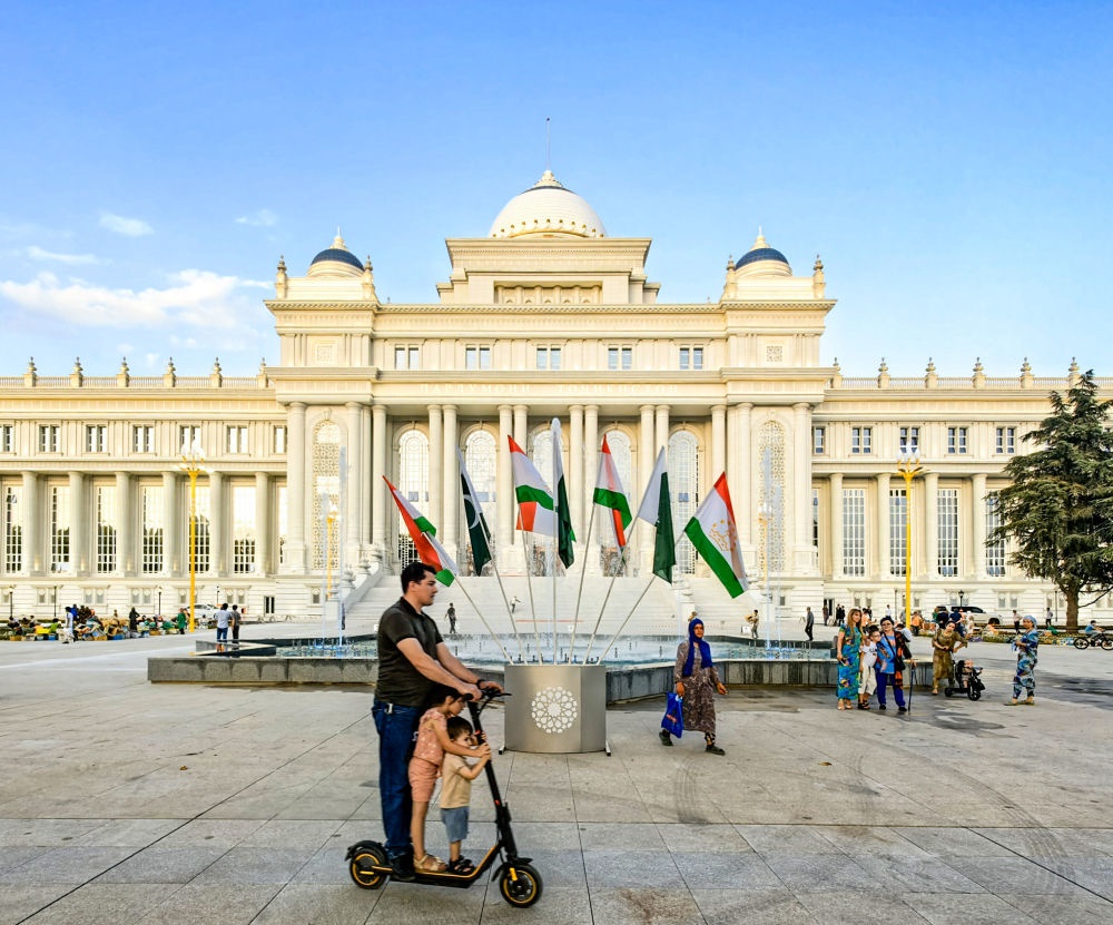 2024年7月1日，人們在塔吉克斯坦議會大樓前的廣場上休閑。