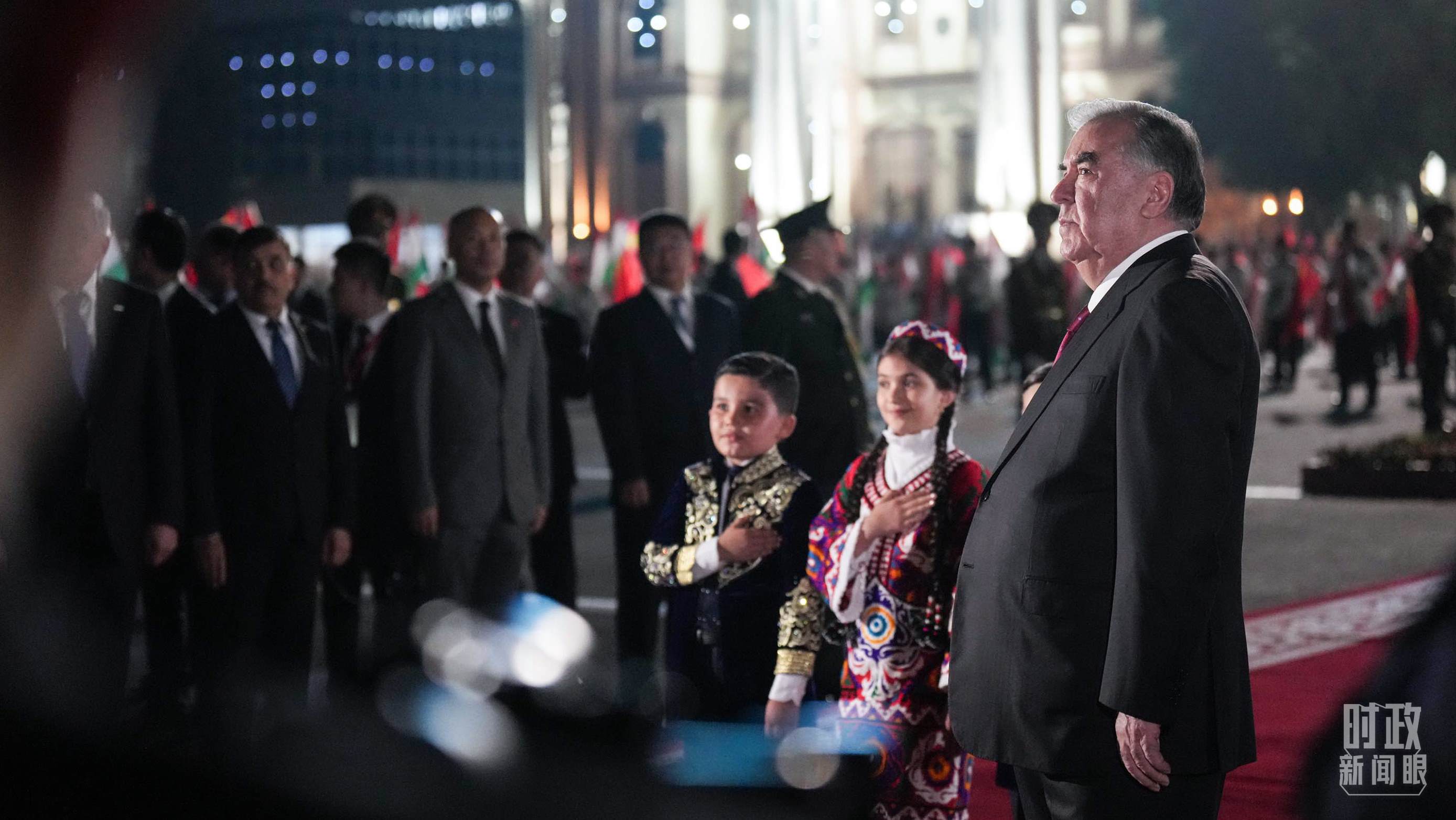 △拉赫蒙總統(tǒng)在機(jī)場迎接習(xí)主席。（總臺記者李晉拍攝）