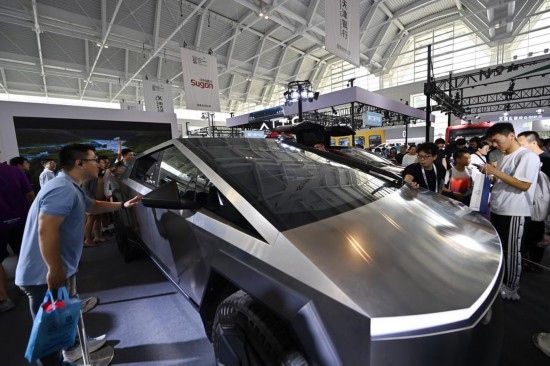 在天津舉行的2024世界智能產(chǎn)業(yè)博覽會(huì)上，觀眾在特斯拉展臺(tái)參觀（6月22日攝）。新華社記者 李然 攝