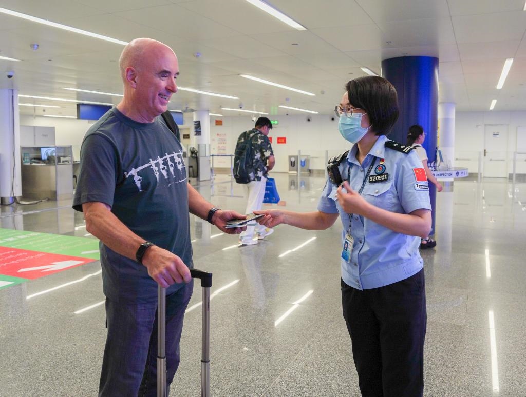  7月2日，南寧邊檢站移民管理警察引導外籍旅客有序通關。（南寧邊檢站供圖）