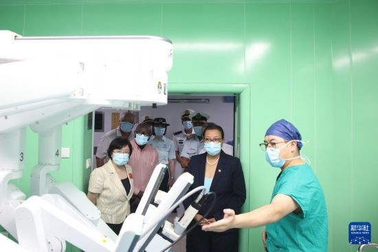 7月5日，塞舌爾衛(wèi)生部長維多在中國海軍“和平方舟”號醫(yī)院船上參觀。新華社發(fā)（劉志磊 攝）