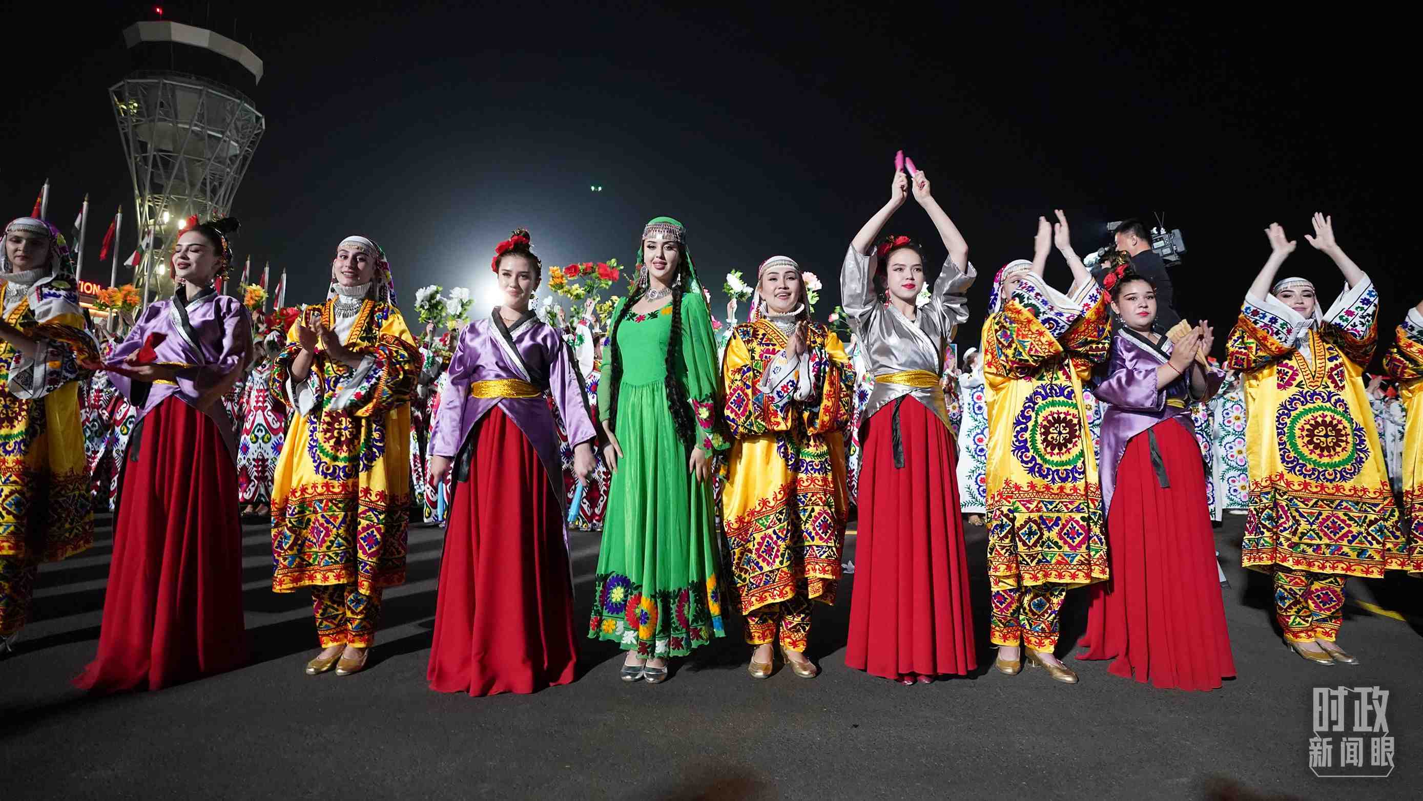 △迎賓儀式上身著民族盛裝的塔吉克斯坦青年。（總臺記者李晉拍攝）