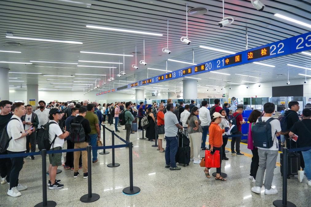 7月4日，白云邊檢站旅客通關現(xiàn)場。（白云邊檢站供圖）