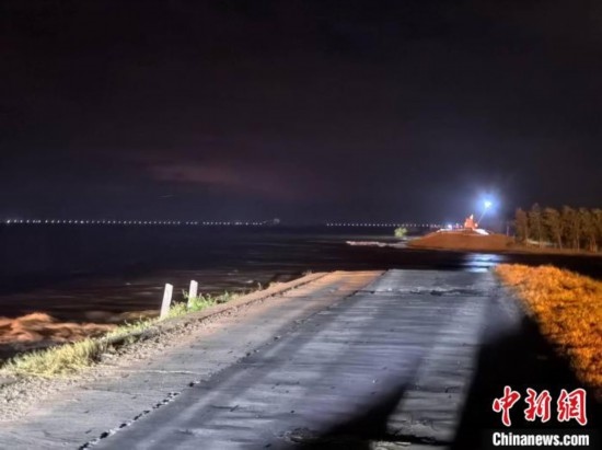  7月6日凌晨，湖南岳陽華容縣團(tuán)洲垸洞庭湖一線堤防決口現(xiàn)場。中新社記者 白祖偕 攝