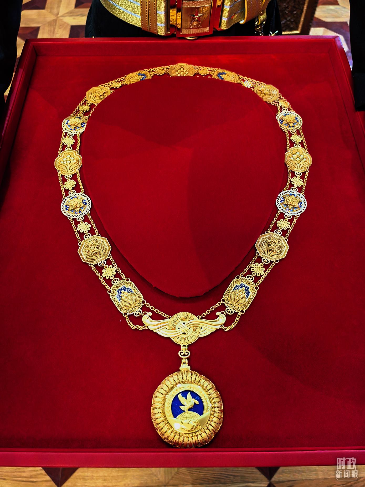 △中華人民共和國“友誼勛章”。（總臺央視記者范學(xué)禹拍攝）