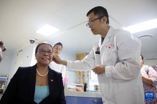 7月5日，塞舌爾衛(wèi)生部長維多在中國海軍“和平方舟”號醫(yī)院船上體驗中醫(yī)。新華社發(fā)（劉志磊 攝）