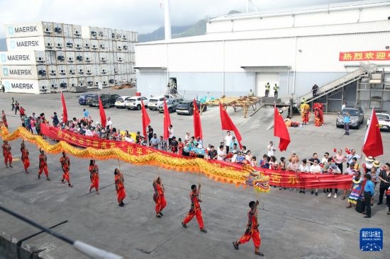 這是7月5日在塞舌爾維多利亞新港碼頭拍攝的歡迎儀式。新華社發(fā)（劉志磊 攝）