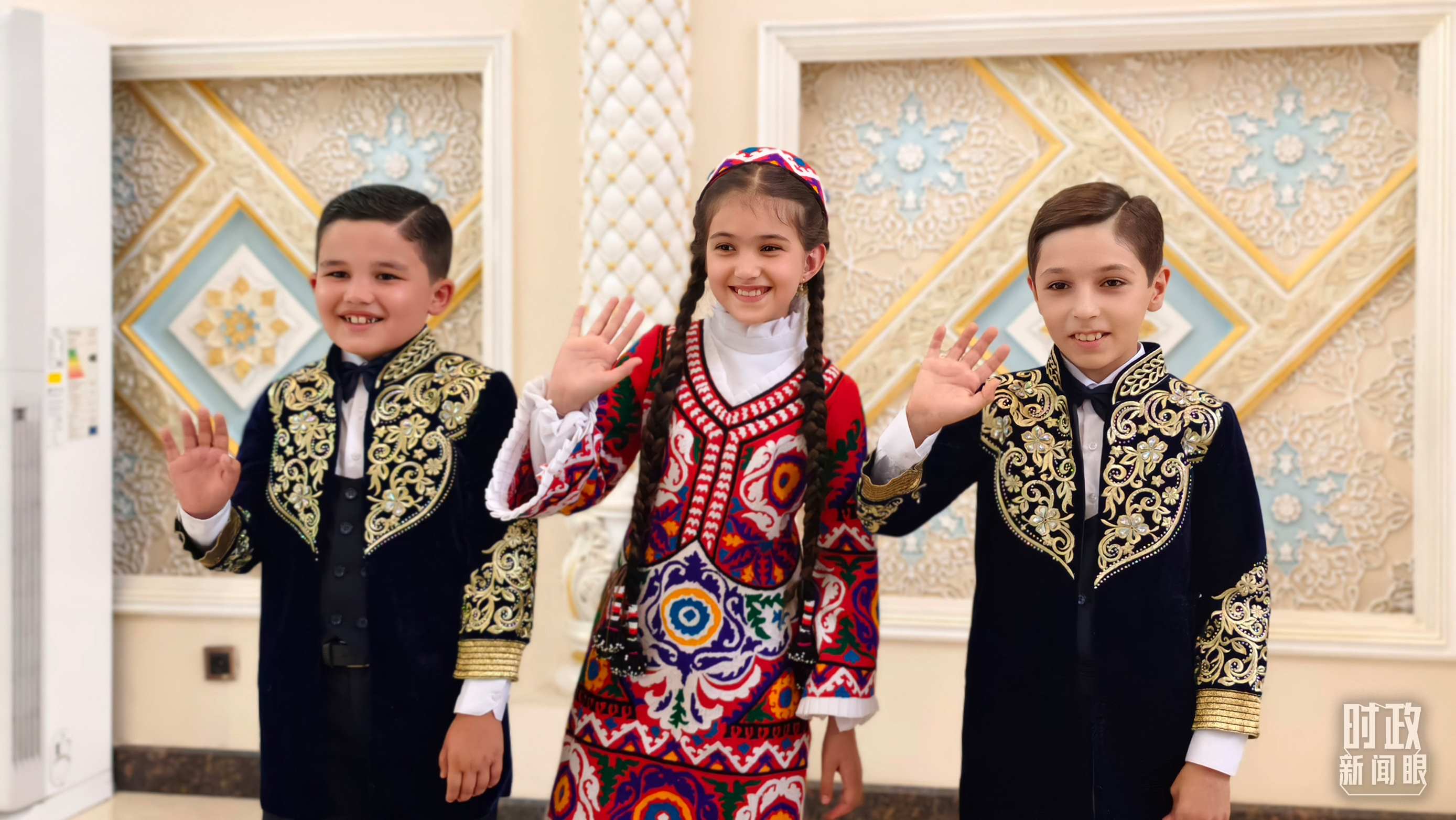 △在機(jī)場迎接習(xí)主席的塔吉克斯坦少年。（總臺央視記者韓銳拍攝）