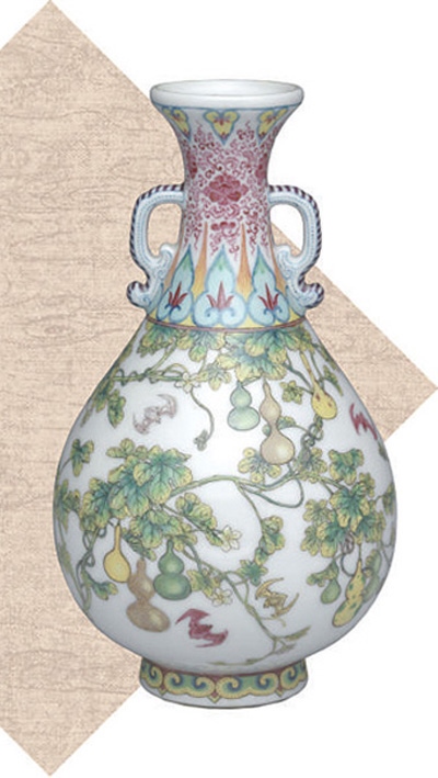 清代瓷胎畫琺瑯福壽連綿雙耳瓶。臺北故宮博物院藏