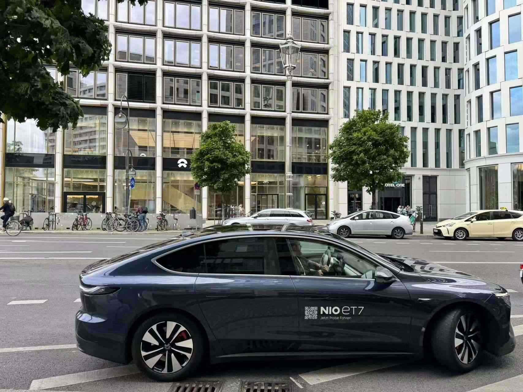 消費者在蔚來柏林智能駕駛中心前試駕電動汽車。 人民網(wǎng)記者 李強攝