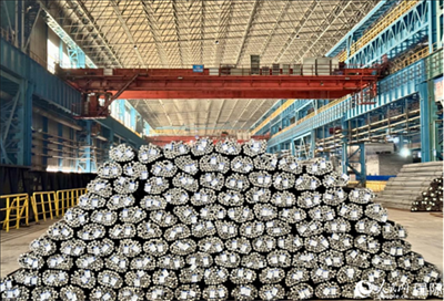 廠房?jī)?nèi)待運(yùn)輸?shù)耐ㄤ摦a(chǎn)品。人民網(wǎng) 謝瑩攝