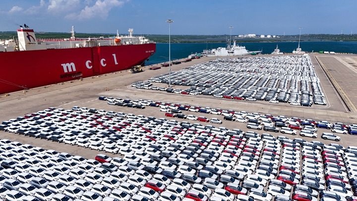 這是2024年3月28日拍攝的斯里蘭卡漢班托塔港（無人機照片）。漢班托塔港是中斯共建“一帶一路”重點合作項目，位于斯里蘭卡南端，是一座綜合性人工深水海港，許多往來亞洲、歐洲、非洲的貨船在此經(jīng)過。新華社記者 徐欽 攝