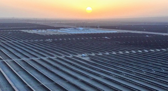 2023年11月13日拍攝的中國(guó)石油塔里木油田伽師縣60萬千瓦光伏發(fā)電項(xiàng)目(無人機(jī)照片)。新華社發(fā)(陳士兵攝)