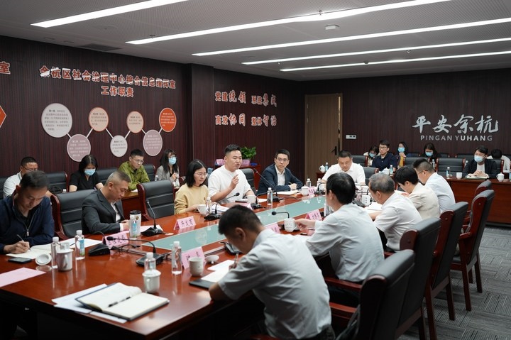 由浙江省信訪局和相關(guān)部門負(fù)責(zé)人組成的下訪團(tuán)在杭州市余杭區(qū)社會(huì)治理中心接待來(lái)訪群眾。新華社記者 翁忻旸 攝