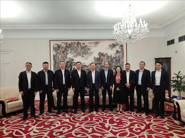 中國駐瑞典大使崔愛民（左五）會見中國中鐵股份有限公司總裁陳文健一行并合影。中國駐瑞典大使館供圖