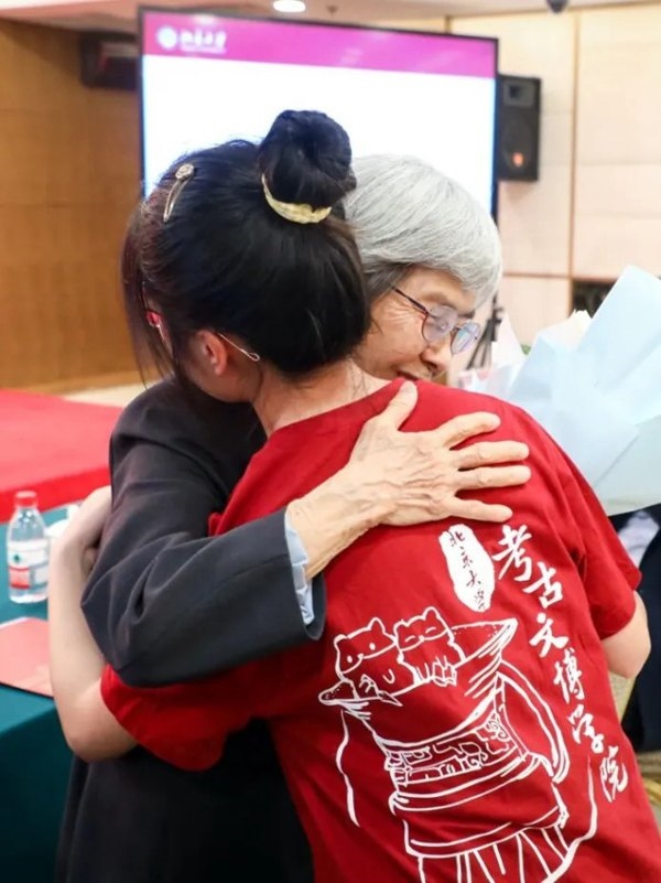 2023年，在校友向母校捐贈儀式上，鐘芳蓉與樊錦詩擁抱。校方供圖