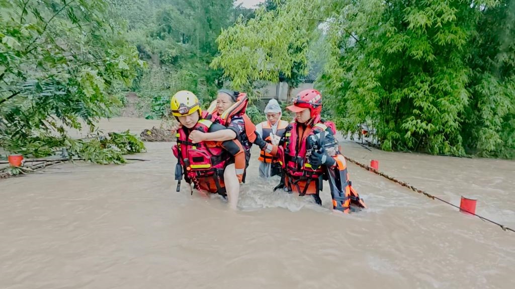 在忠縣，救援人員正在轉(zhuǎn)移受災(zāi)群眾。新華社發(fā)